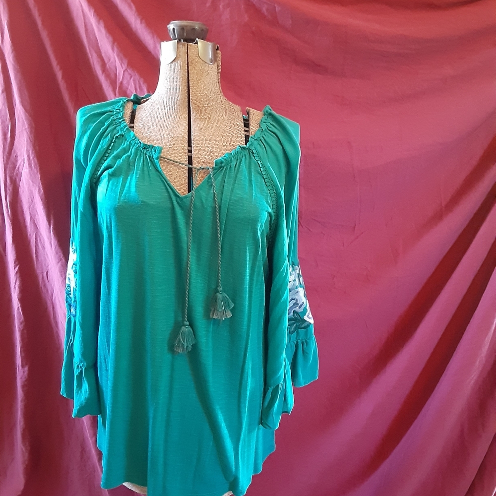 Womens NWT Vintage America embroidered blouse